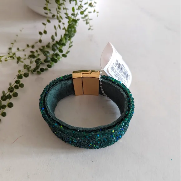 Bracelet with emerald color crystals, gold magnetic strap - Picture 2 of 5